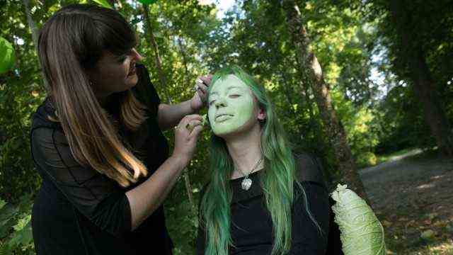 Review of 2021: Finissage with cabbage dinner and face painting: Julia Walk paints the face of Julie De Kezel as a cabbage head in the Ismaninger Schlosspark.