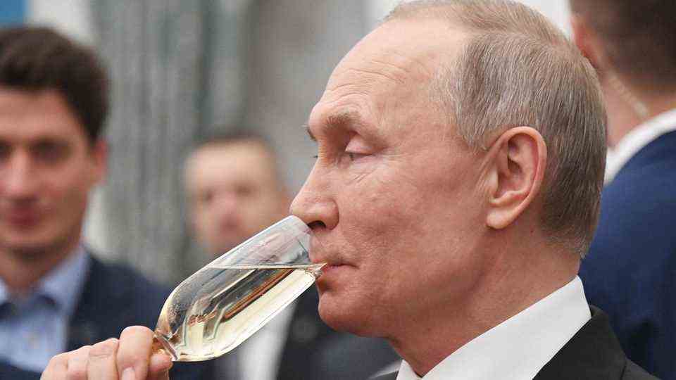 Vladimir Putin forbids by law to sell champagne as champagne in Russia