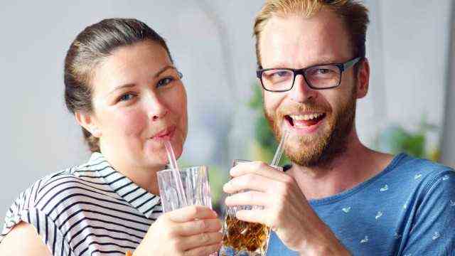 Grüne Start-ups: Hannah Cheney und Sebastian Müller haben ein Start-up gegründet, das recyclebare Trinkhalme aus Glas herstellt.