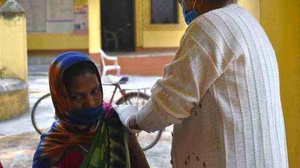 Frau erhält Impfung in Indien: In dem Land wurde ein Mittel aus Texas zugelassen. (Quelle: imago images/ Pacific Press Agency)