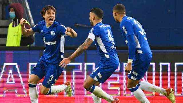 2nd league: Schalke luck shortly before the end: The players cheer for goal scorer Ko Itakura.