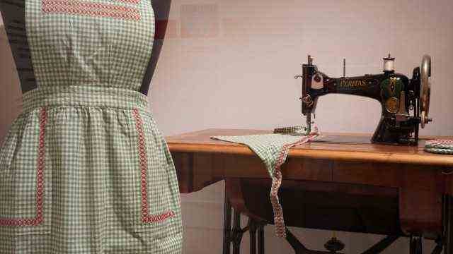 Exhibition in Kaufbeuren: In 1962, sewing aprons was still on the curriculum at Bavarian elementary schools.