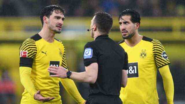 Borussia Dortmund - FC Bayern Munich 04.12.2021.  Mats Hummels (left) tries referee Felix Zwayer, who is on Elfm