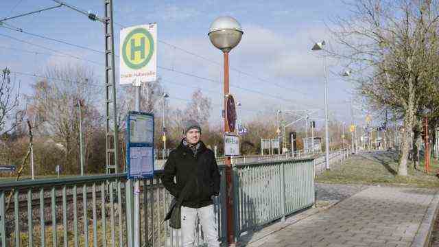 Local transport: Yannik Schuster waits at the Furth S-Bahn station near Oberhaching for the express bus X 203 to Haar.
