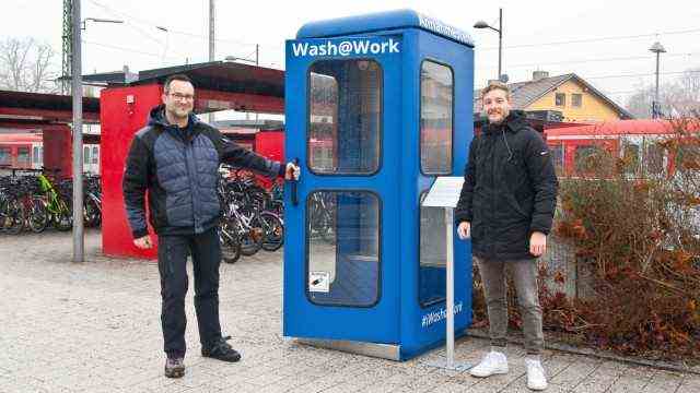 Ebersberg: Manfred Beck (left) and Daniel Werner from the newly founded company Wash @ Work.  They have set up a telephone booth in an unusual color on the square in front of the train station in Ebersberg.