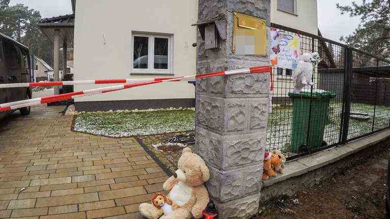 In addition to candles, cuddly toys were also placed in front of the house (Photo: Olaf Selchow)