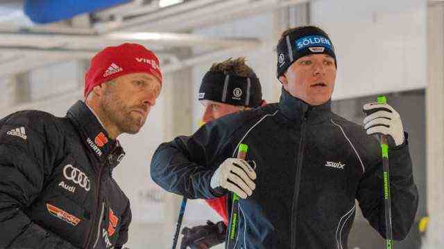 Alpine skiing: Not yet fit enough: Thomas Dreßen, here training with the former cross-country skier Axel Teichmann, can currently only slide on the narrower skis.