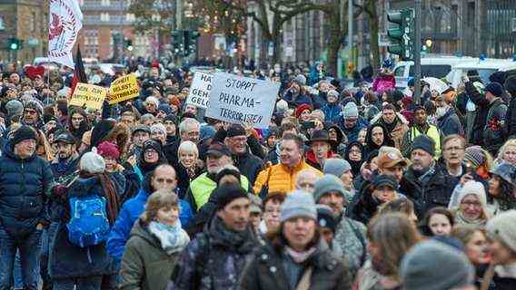 Thousands of people demonstrate in downtown Hamburg against the corona policy.  © picture alliance / dpa Photo: Georg Wendt