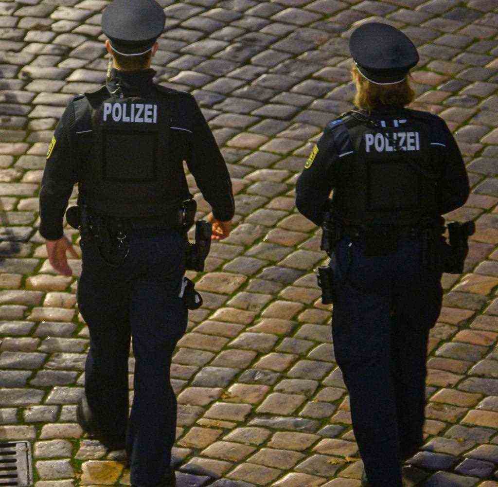 Polizisten überwachen in der Dresdner Altstadt die Einhaltung der Corona-Regeln