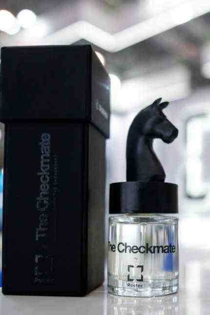History of perfume: it doesn't smell like this, but this is what it looks like, the scent: "Checkmate" with a black horse's head