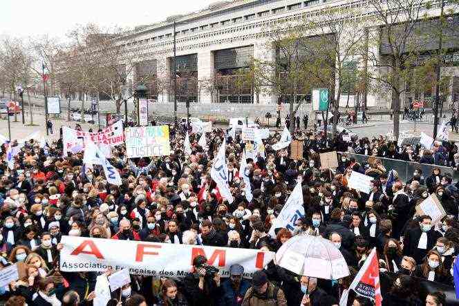 Demonstration by magistrates, lawyers and trade union organizations of justice workers in front of the Ministry of the Economy and Finance, in Paris, on December 15, 2021.