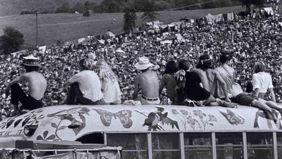 The Woodstock Festival took place in a small community west of New York in 1969.  Half a million Americans celebrated the musical historical climax of the hippie movement here.  A generation is trying to throw off ballast: LSD is the drug of the hour.  