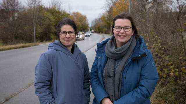 Public transport in Garching: Anne Krahmer (right) and Denise Avdullahu would like a better connection to Garching.