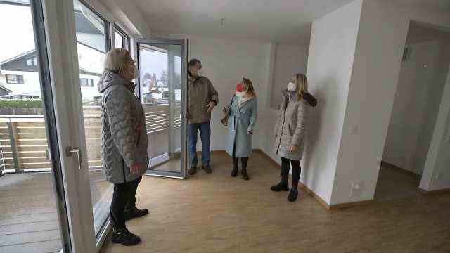 Real estate: City council members and Mayor Stefan Schelle inspect the new apartments for locals.