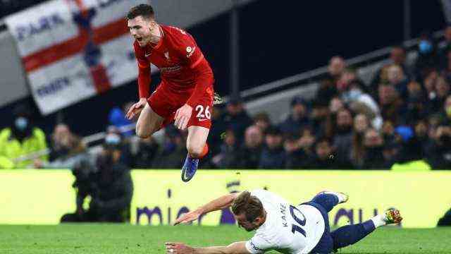 Premier League: yellow or red?  Harry Kane (right) straddles, Andrew Robertson flies in a high arc through the stadium.