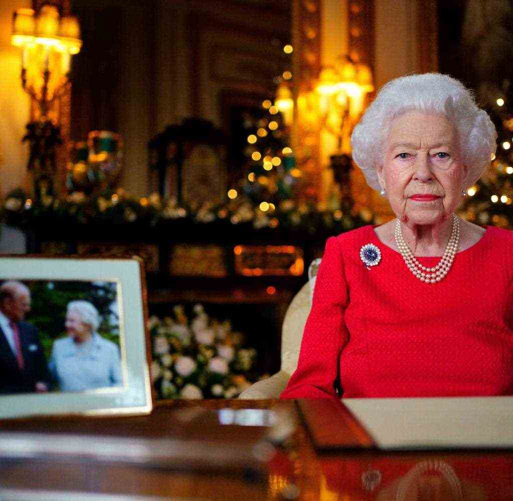 Buckingham Palace published a photo of the Queen in advance, which shows her recording the Christmas address.  In addition to a chain, she wears a glittering brooch