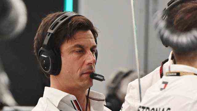 Grand Prix of Saudi Arabia: The headphones were still on his head: Mercedes team boss Toto Wolff.