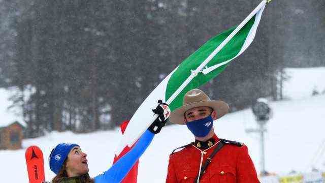 Skier Sofia Goggia: With flag and escort: Sofia Goggia (left) celebrates her sixth success in the descent in Lake Louise.