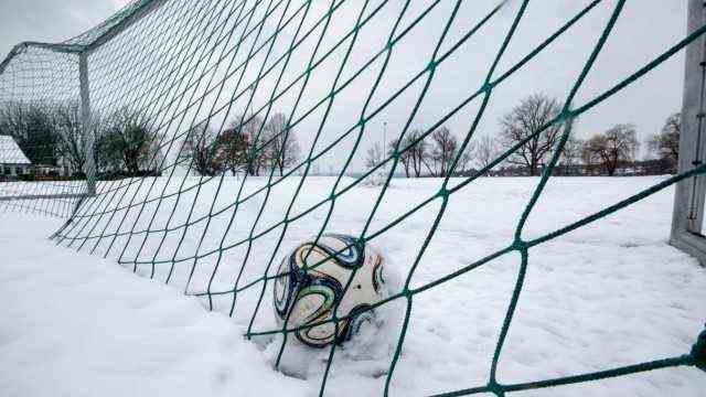 Corona pandemic in Starnberg: Sports in Bavaria have largely come to a standstill in the lower divisions.  The footballers would have gone into the winter break anyway, the places - here at TSV Gilching-Argelsried - are covered in snow.