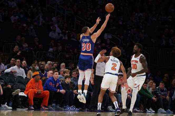 Stephen Curry shoots for 3 points, his big specialty, at Madison Square Garden in New York on December 14, 2021.