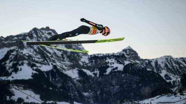 Ski jumping: Confidence in the load capacity of skis: Karl Geiger sees Engelberg from the air.