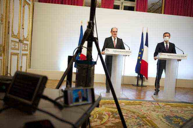 The Prime Minister, Jean Castex, and the Minister of Health, Olivier Véran, during their press conference on December 27, 2021, in Paris.