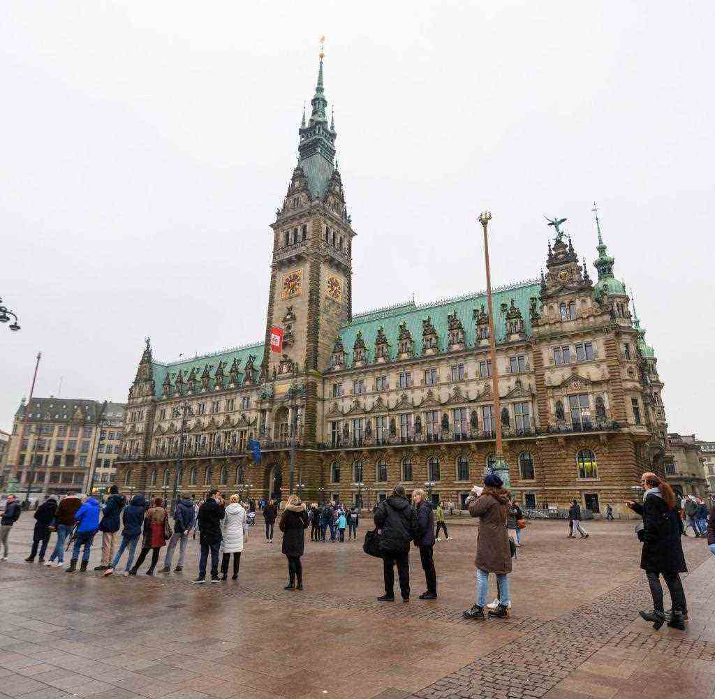 01.01.2022, Hamburg: Hundreds of people wait patiently in a long queue for their booster vaccination on the Rathausmarkt.  Instead of a New Year's reception, a special vaccination campaign took place in the town hall of the Hanseatic City of Hamburg on New Year's Day.  Long queues formed in front of the building, at times hundreds of people were waiting for their vaccinations.  Only booster vaccinations were given without prior booking of an appointment.  Photo: Jonas Walzberg / dpa +++ dpa-Bildfunk +++