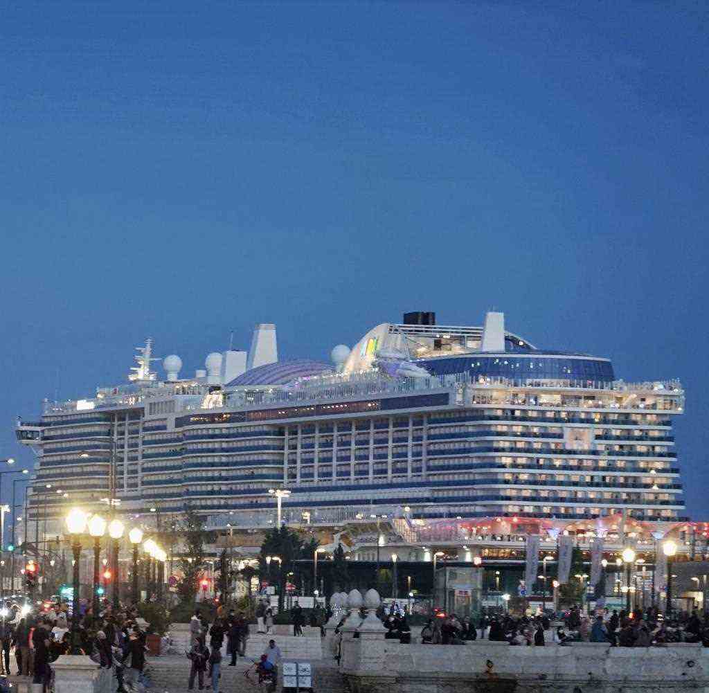 The cruise ship "Aida Nova" must stay in Lisbon longer than planned