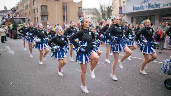 A group of young women dances at the carnival parade in Osnabrück.  © NDR Photo: Tom Gerhardt