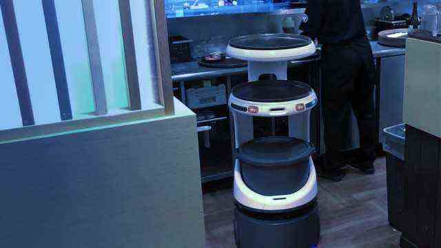 Robots: Bad luck for Servi, the serving robot: it can only dispense food and drink, but not collect it.  That's why there is no tip.