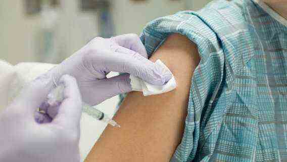 A doctor vaccinates a person's upper arm.  © colourbox 