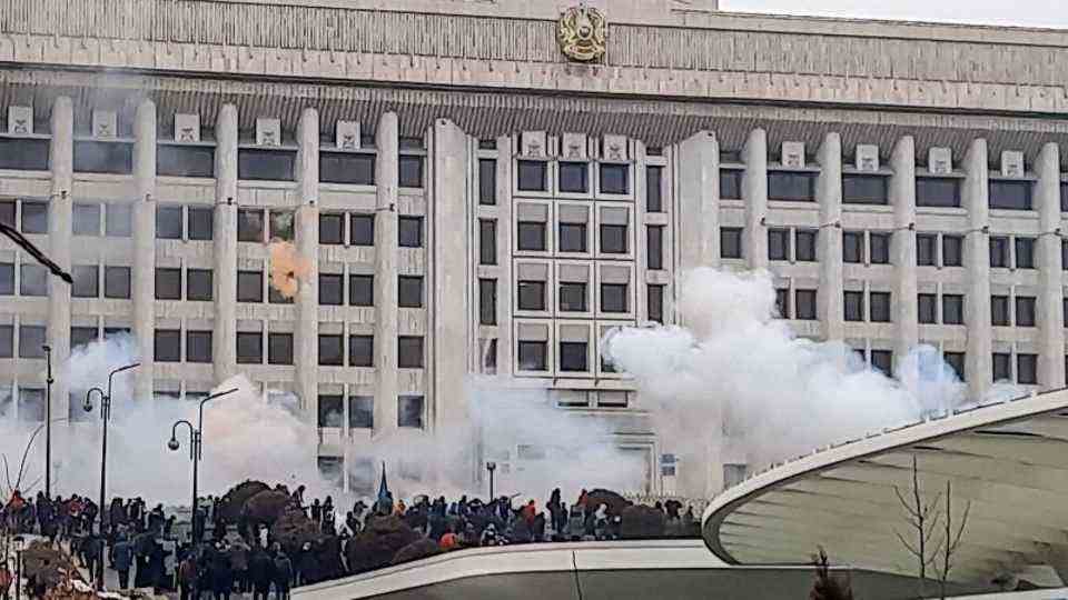 Kazakhstan: Protesters storm Almaty city council