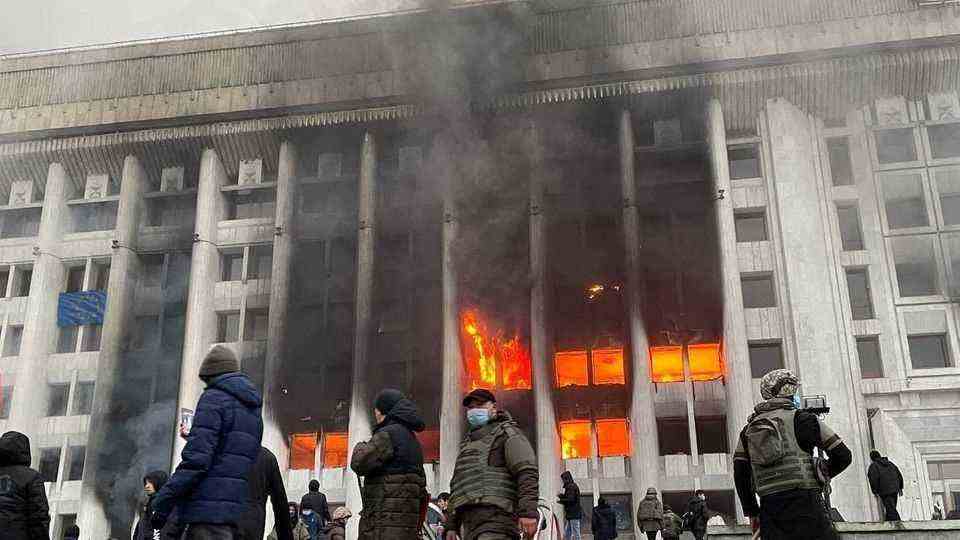Kazakhstan: The city administration in Almaty on fire 