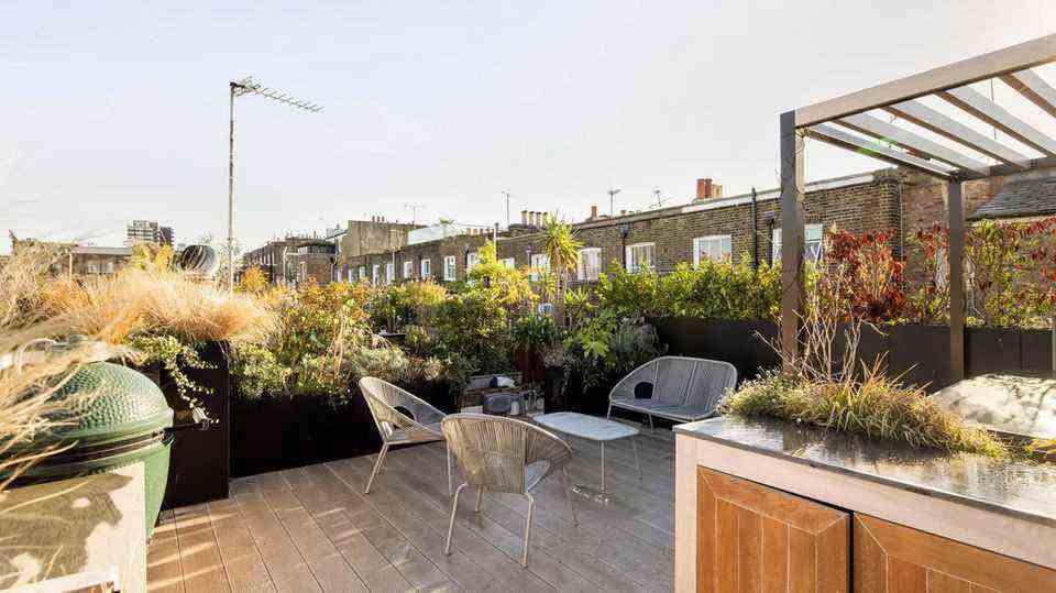 "Upstairs is a roof terrace with an outdoor kitchen, a hot tub and a view over the roofs of the neighboring picturesque properties", so the broker.