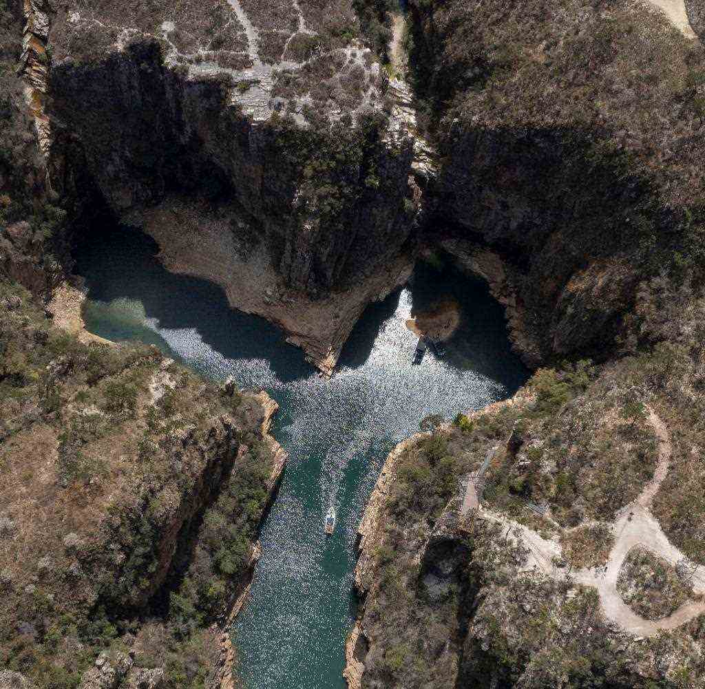 The canyon with Furnas Lake near the city of Capitolio City in an aerial photo (archive)