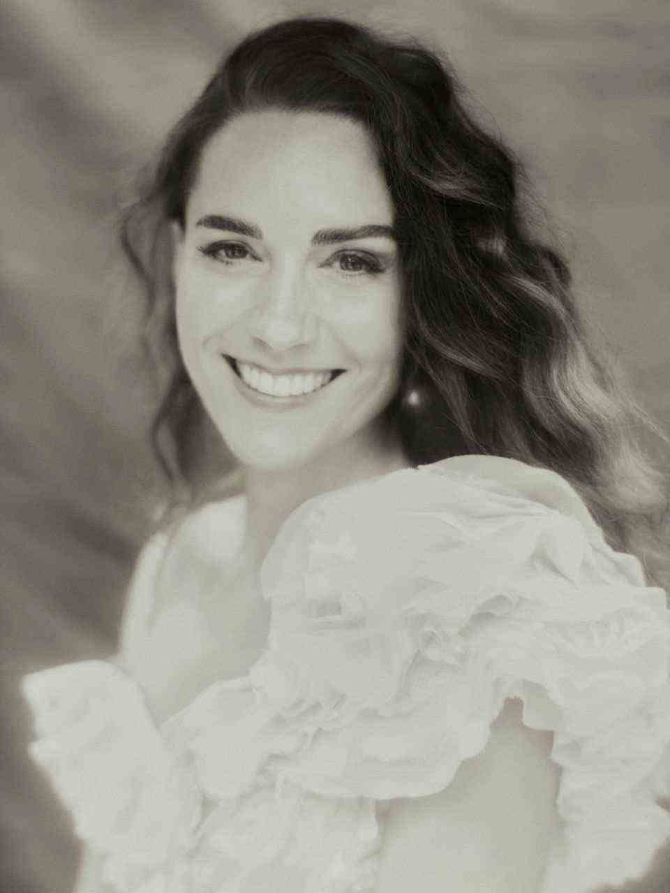 January 9th: Duchess Kate enchants with new photos for her 40th birthday On the 40th birthday of Duchess Kate, the English royal family has published new photos of the Queen.  In this portrait, Paolo Roversi shows the naturalness of the Duchess.  The 40-year-old really beams into the camera, her hair is kept open like in the other photo in black and white. 