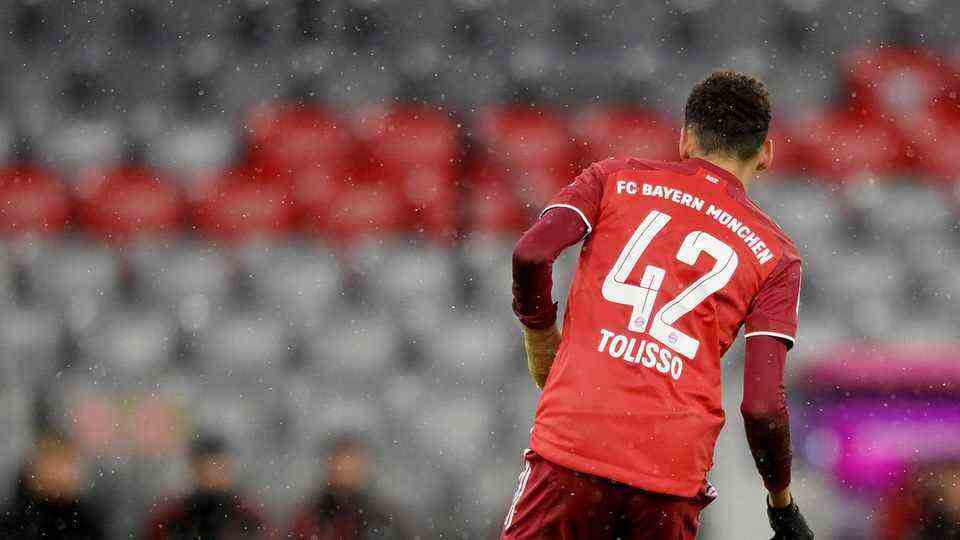 Something is wrong here.  Corentin Tolisso wears 24 on his jersey for Bayern.  The 42 belongs to Jamal Musiala.  So who is on the field here in Munich?  It is actually Musiala who played in the wrongly flocked shirt in the second half.  Bayern coach Julian Nagelsmann took it easy: "I'm not a kit manager.  I am assuming a mix-up."