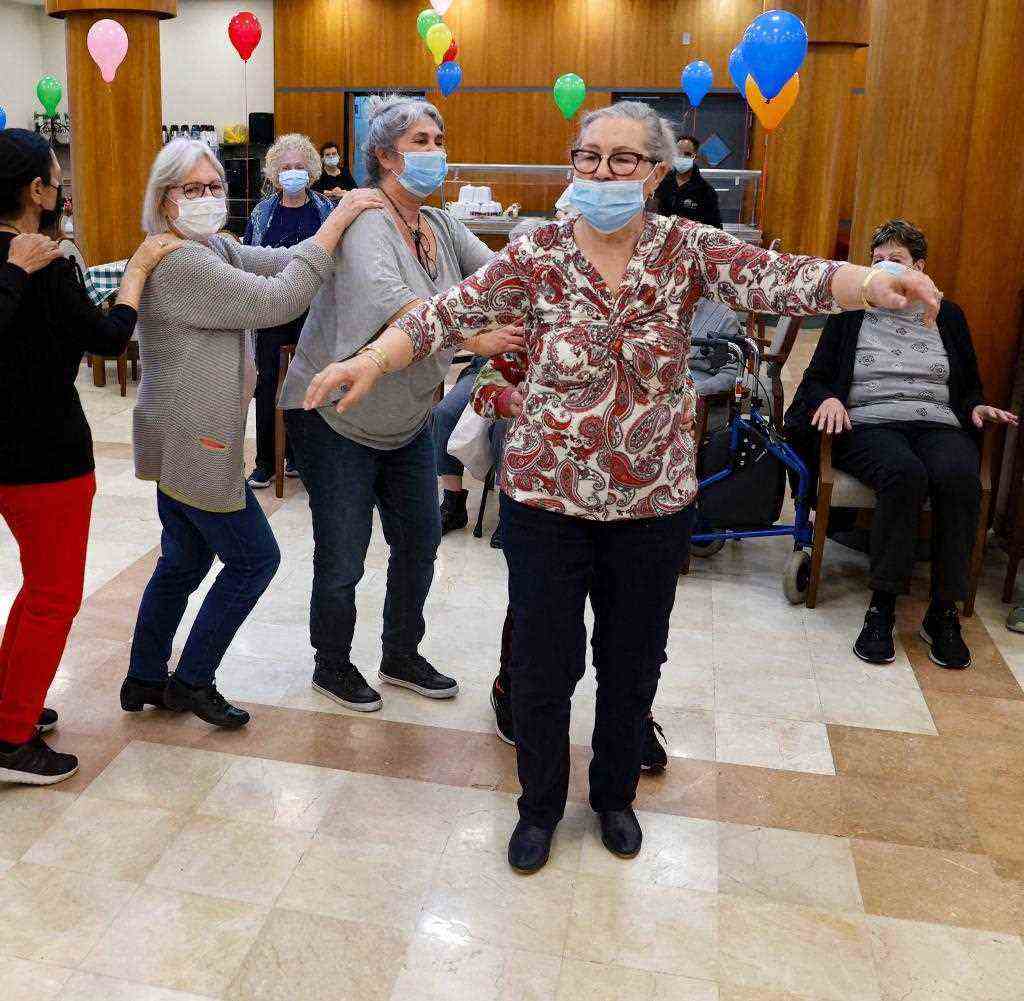 Israelische Bewohner eines Altersheims feiern ihre zweite Boosterimpfung