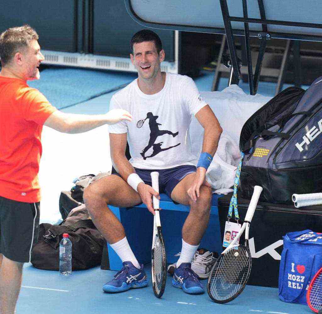 Gut gelaunt: Novak Djokovic beim Training im Melbourne Park in Melbourne am 11. Januar