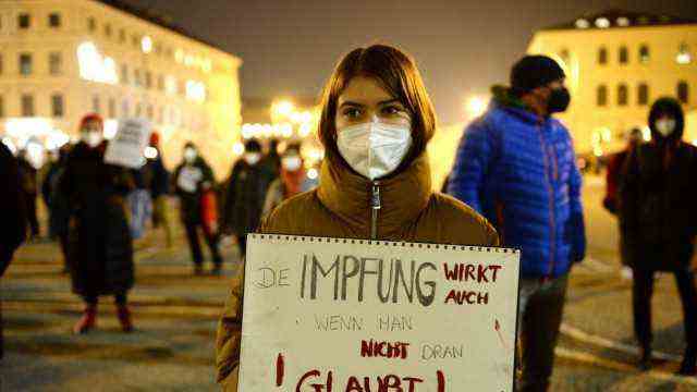 New corona protests in Munich: counter-demonstrators on Odeonsplatz