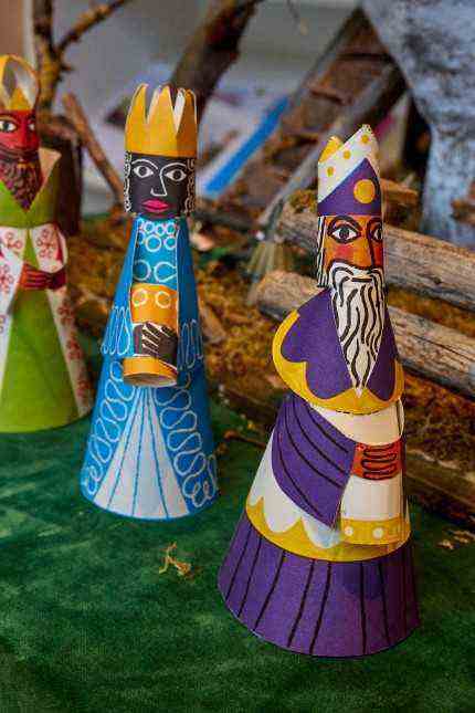 A success precisely because of Corona: with the arrival of the three kings, the manger paths came to an end.  These colorful paper figures belong to an alpine representation.