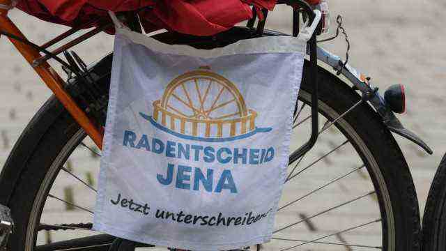 Traffic policy: With small fabric banners on the luggage rack, activists in Jena advertised the local cycling decision.