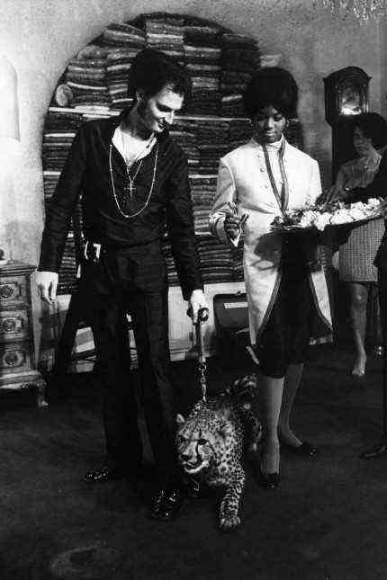 Documentary: Rudolph Moshammer (left) with his cheetah in his shop in 1968.