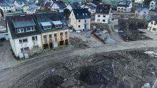 Aerial photo of flood-damaged houses in Altenahr (Photo: dpa Bildfunk, picture alliance / dpa | Boris Roessler)