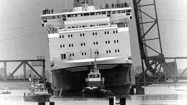 Railway: In June 1980, the ferry built at the Papenburg Meyer shipyard passed "Viking Sally" the Frisian Bridge near Weener.