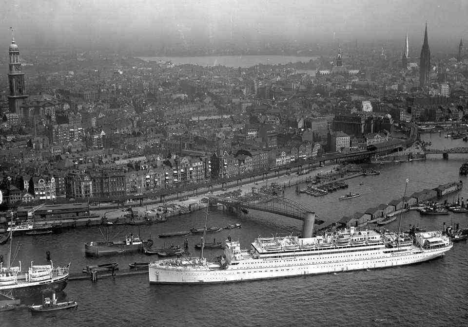Hamburg in aerial photographs from 1930