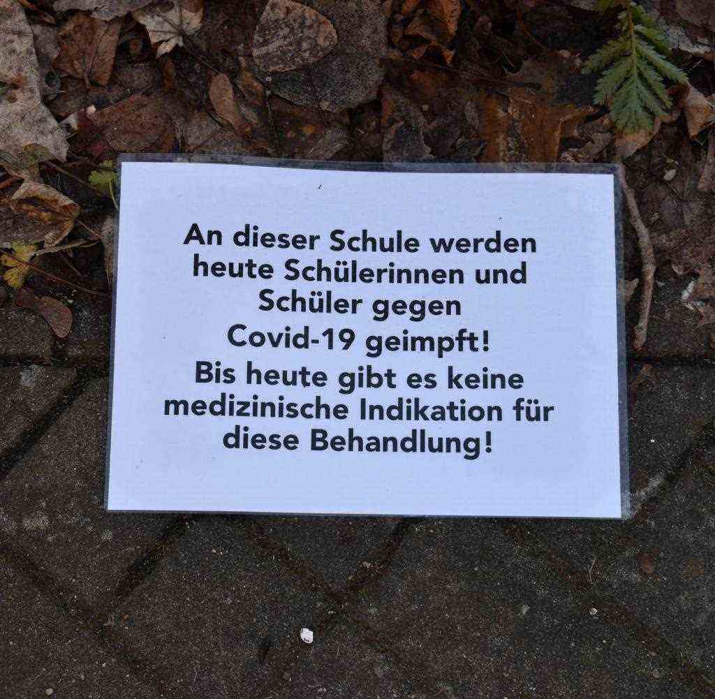 Ein Plakat des Vereins „Hände weg von unseren Kindern“ beim Protest vor der Don-Bosco-Schule in Rostock