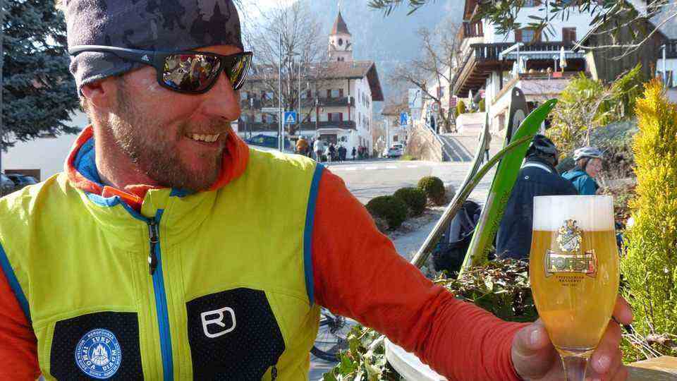 Day 5: The Ötztal mountain guide Paul Walser at the destination in springtime Meran, with a South Tyrolean beer.