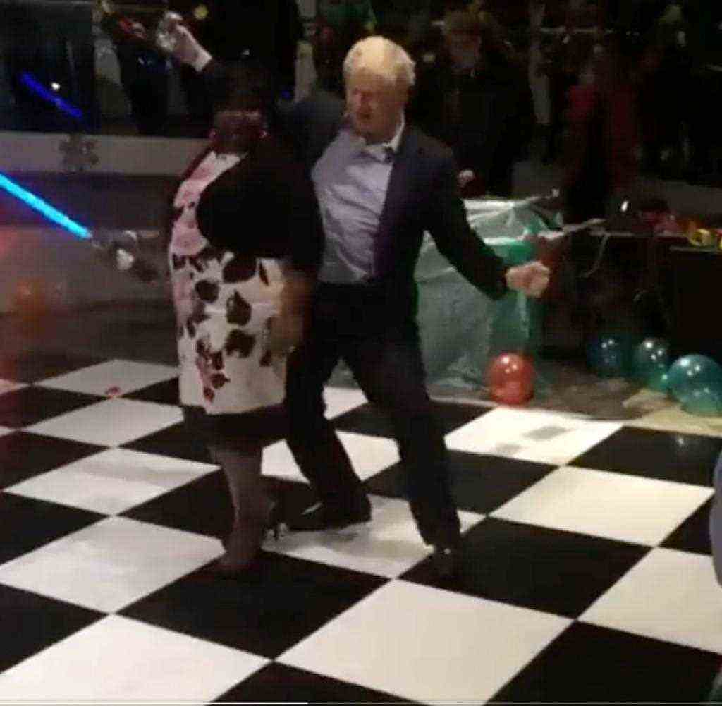 Szene aus dem Video: Johnson tanzend