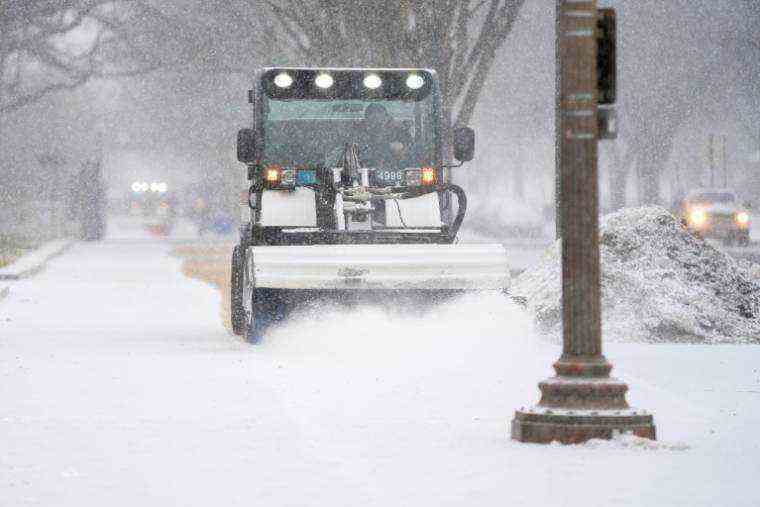 A snowplow on a street in Washington during a winter storm, January 16, 2022 (AFP / Stefani Reynolds)